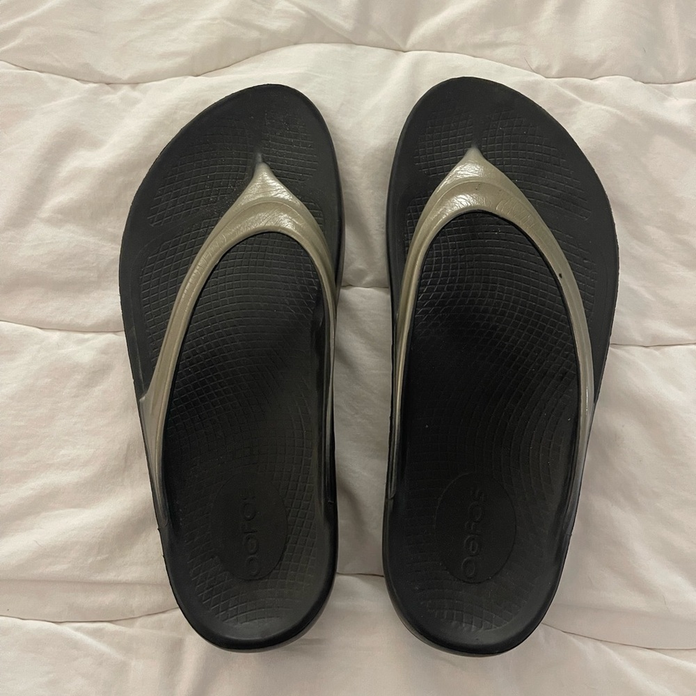 Oofos flip flop sandals